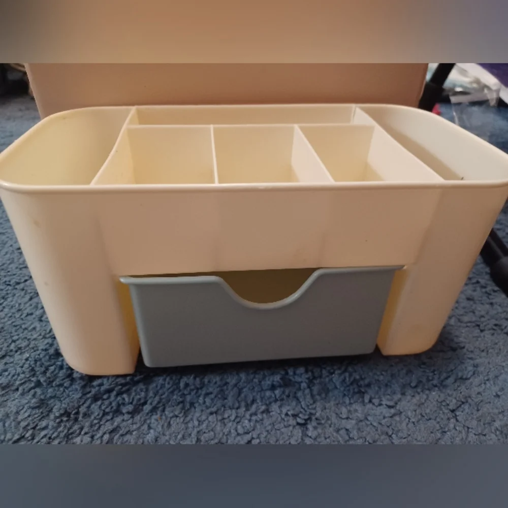 Two-tone makeup/cosmetic organizer